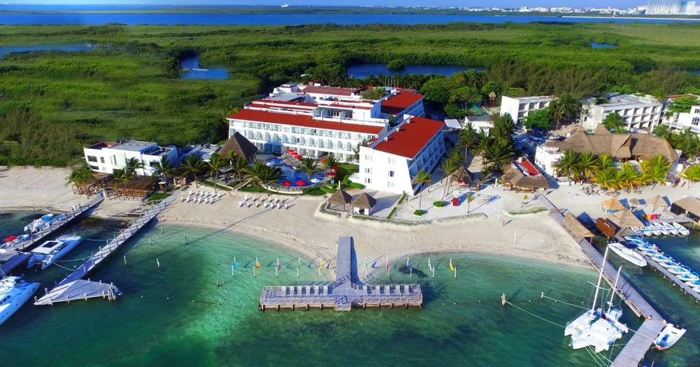 Aerial view of hotel and marina — Cancun Bay Hotel