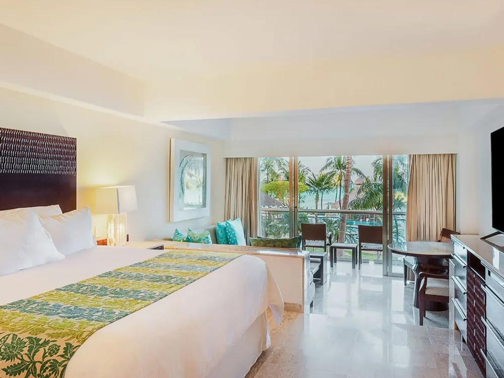 King guestroom with balcony — Grand Fiesta Americana Coral Beach Cancún All Inclusive Spa & Resort