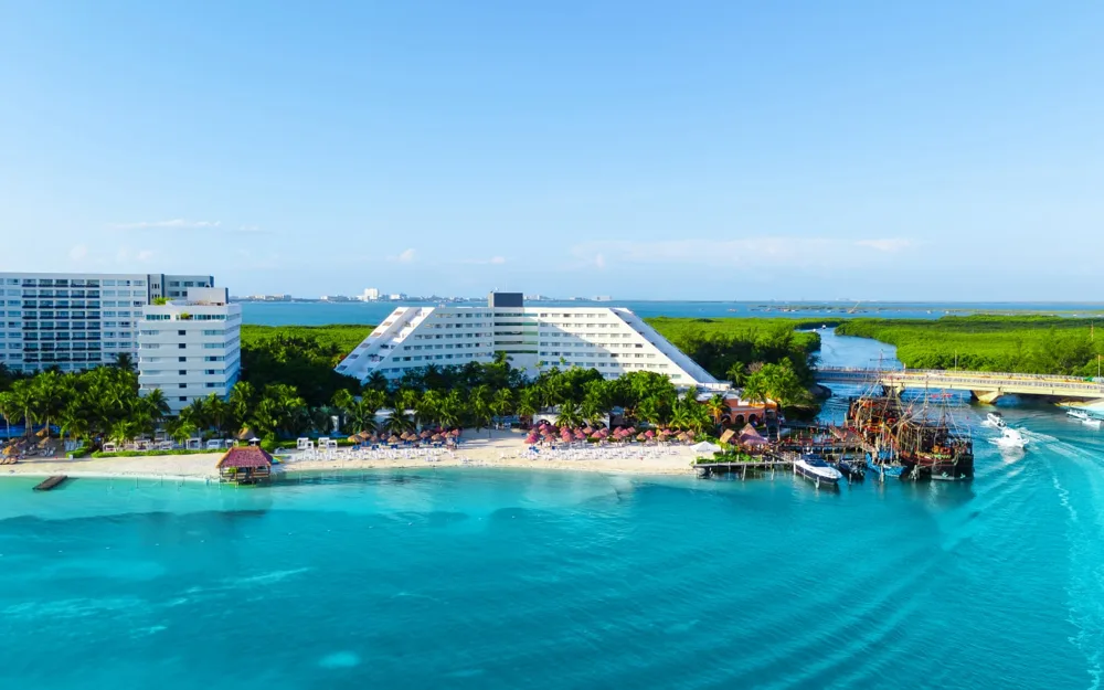 Aerial view of beachfront hotel — Hotel Grand Oasis Palm - All Inclusive