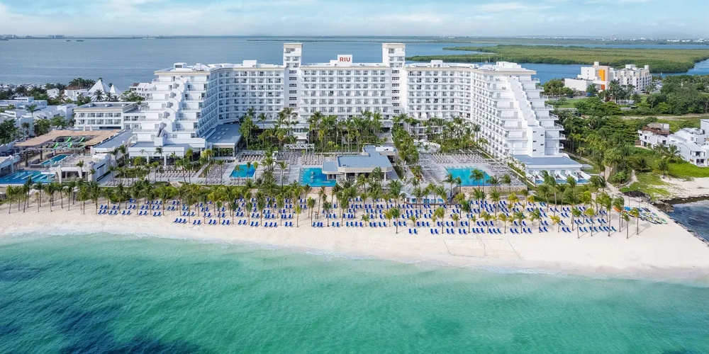 Aerial view of beachfront resort — Hotel Riu Caribe