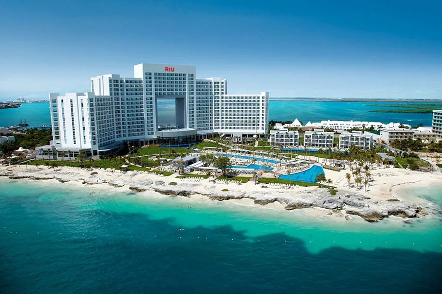 Aerial view of resort and beach — Hotel Riu Palace Peninsula